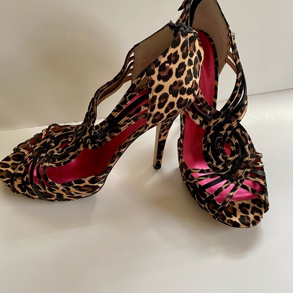Seriously sexy Betsey Johnson animal print heels! - Picture 4 of 9
